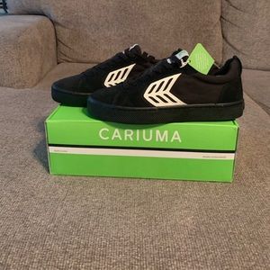 Mens 8.5 Cariuma. New in the box never worn.
